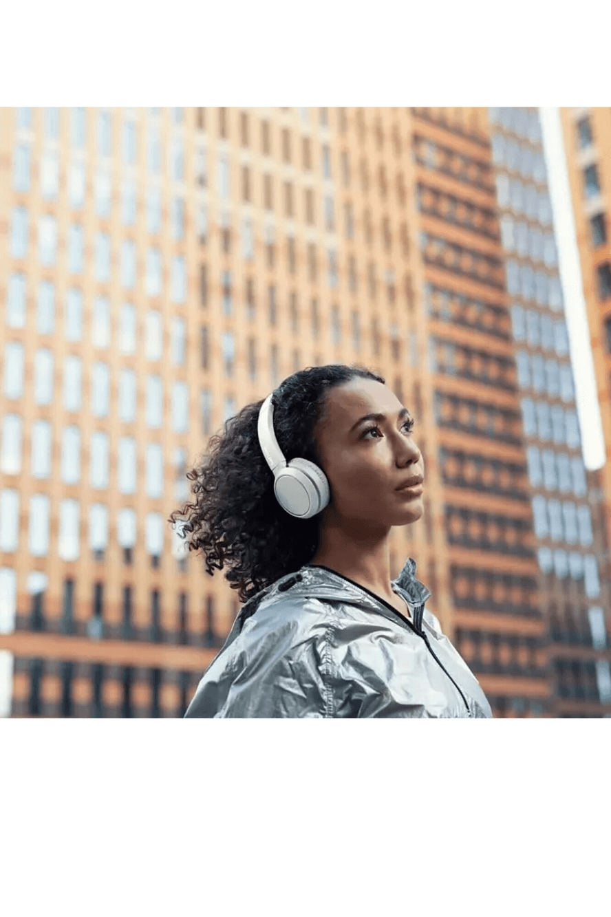 Persona usando auriculares Philips TAH4205WT/00