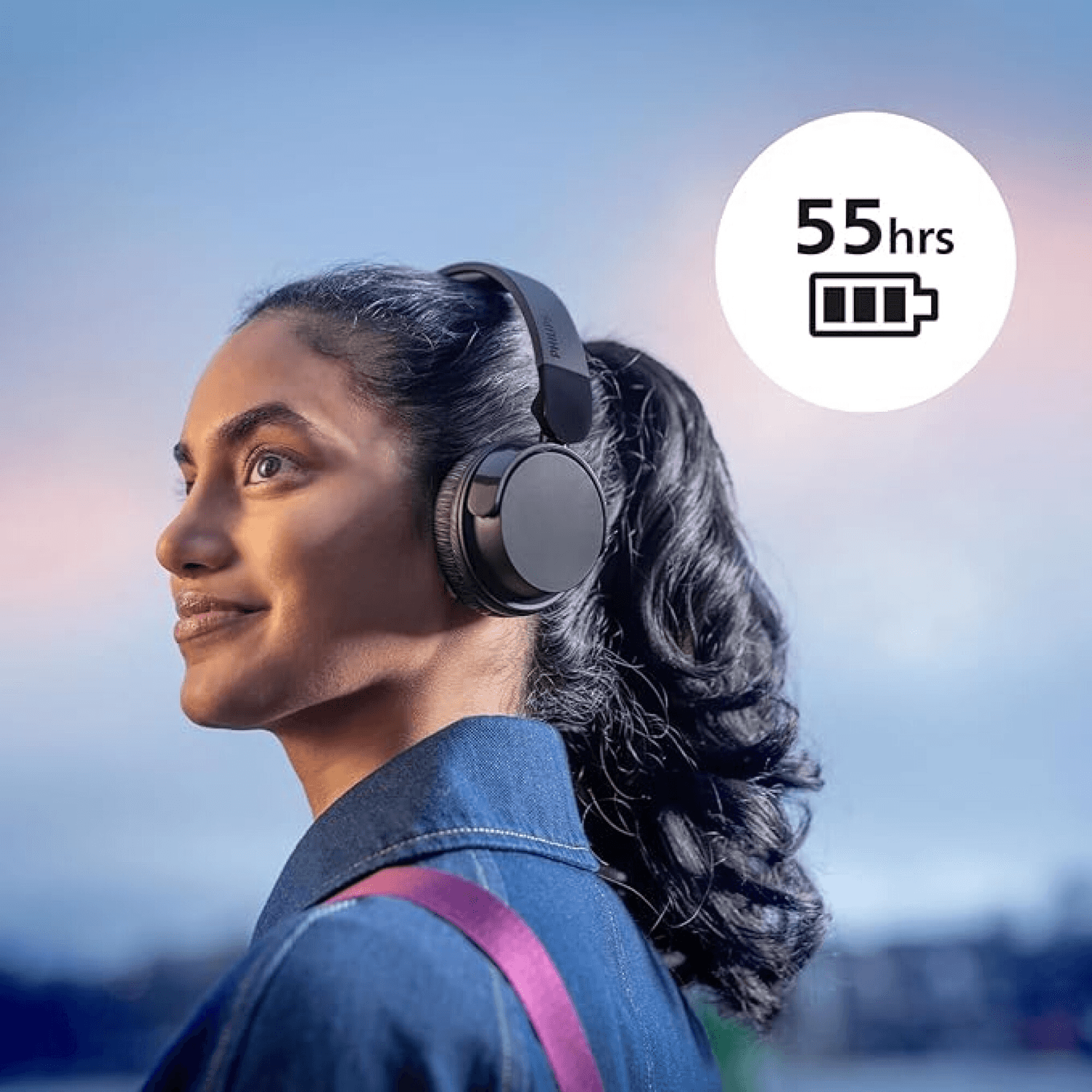 Persona usando auriculares Philips TAH4209BK/00 con indicación de 55 horas