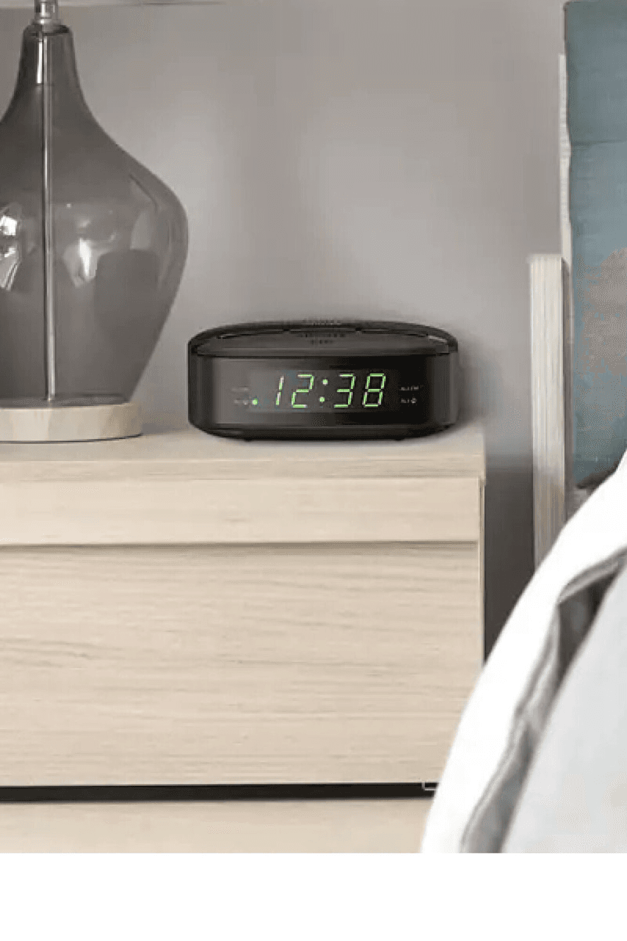 Radio reloj Philips TAR3205/12 sobre una mesa de luz