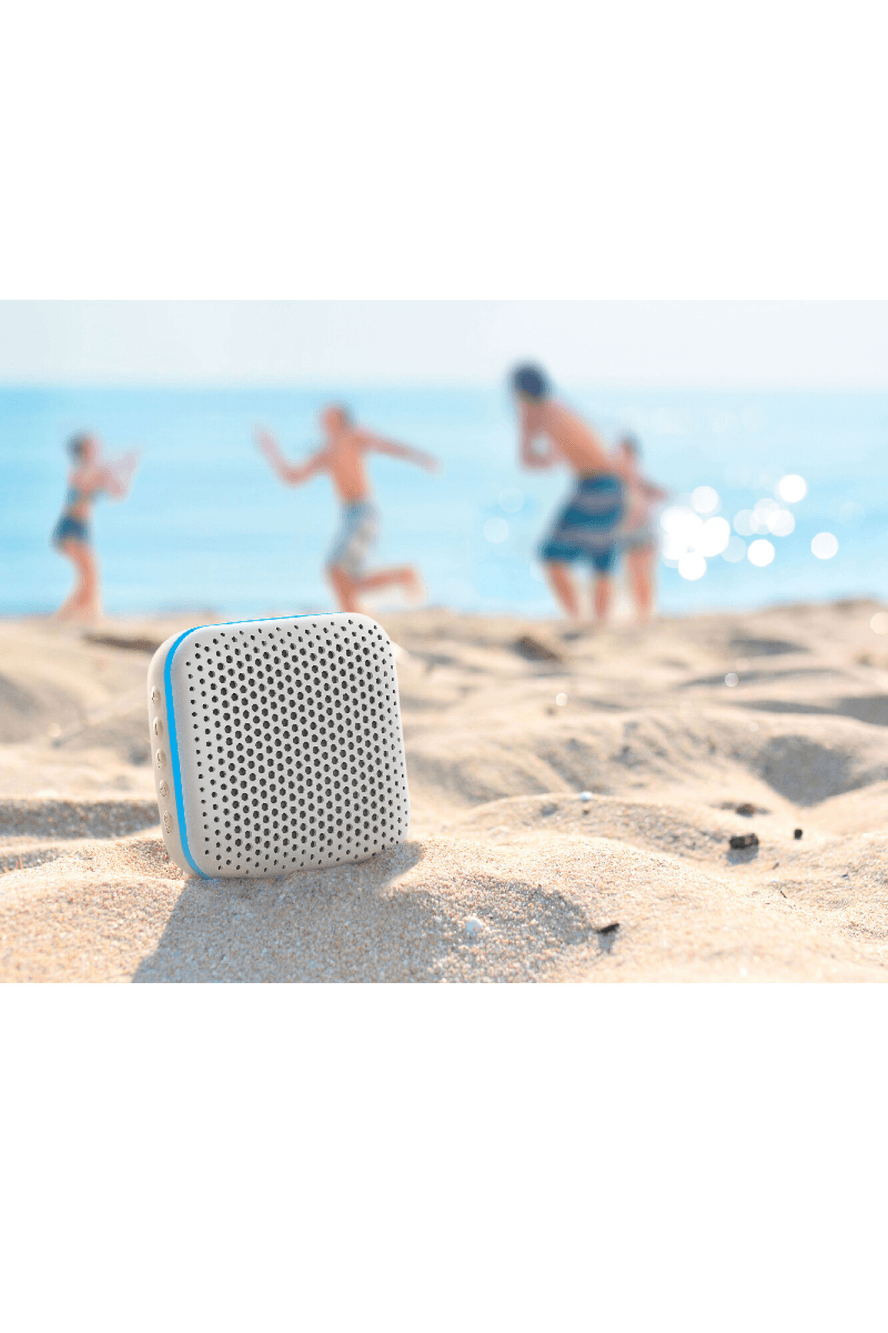 Parlante Philips TAS2505/00 blanco en la playa