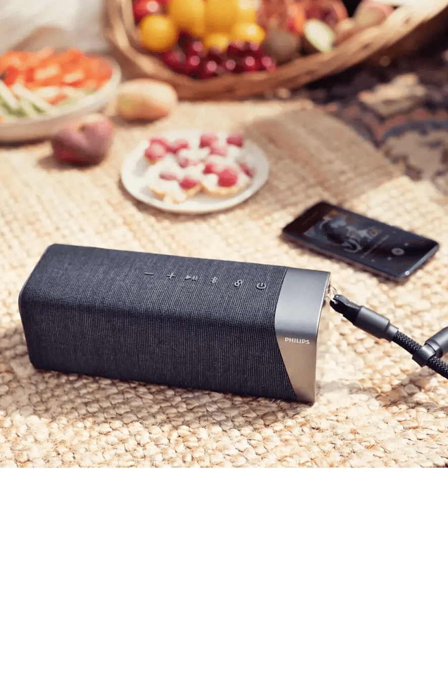 Parlante Philips TAS7505/00 en un picnic con un celular