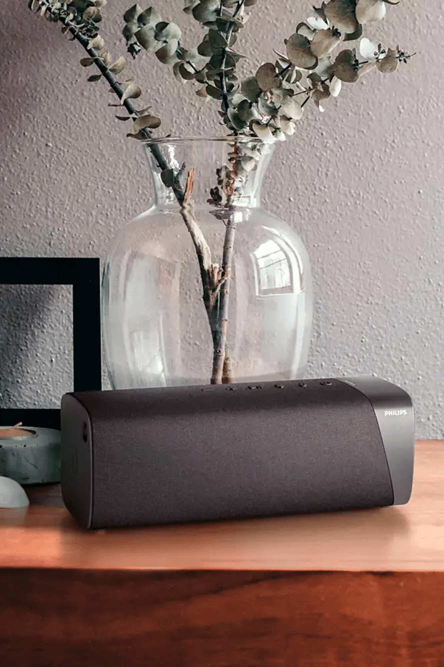 Parlante Philips TAS7505/00 junto a un florero