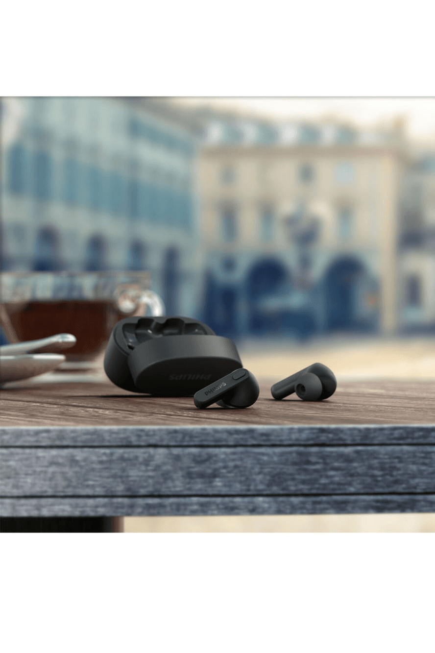Auriculares Philips TAT2206/00 sobre una mesa