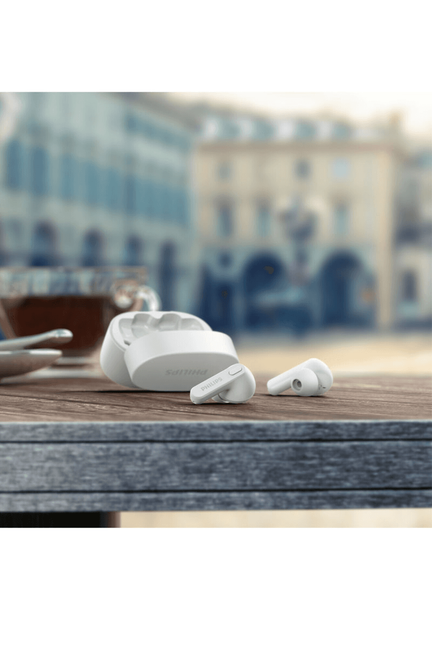 Auriculares Philips TAT2206/00 blancos sobre una mesa