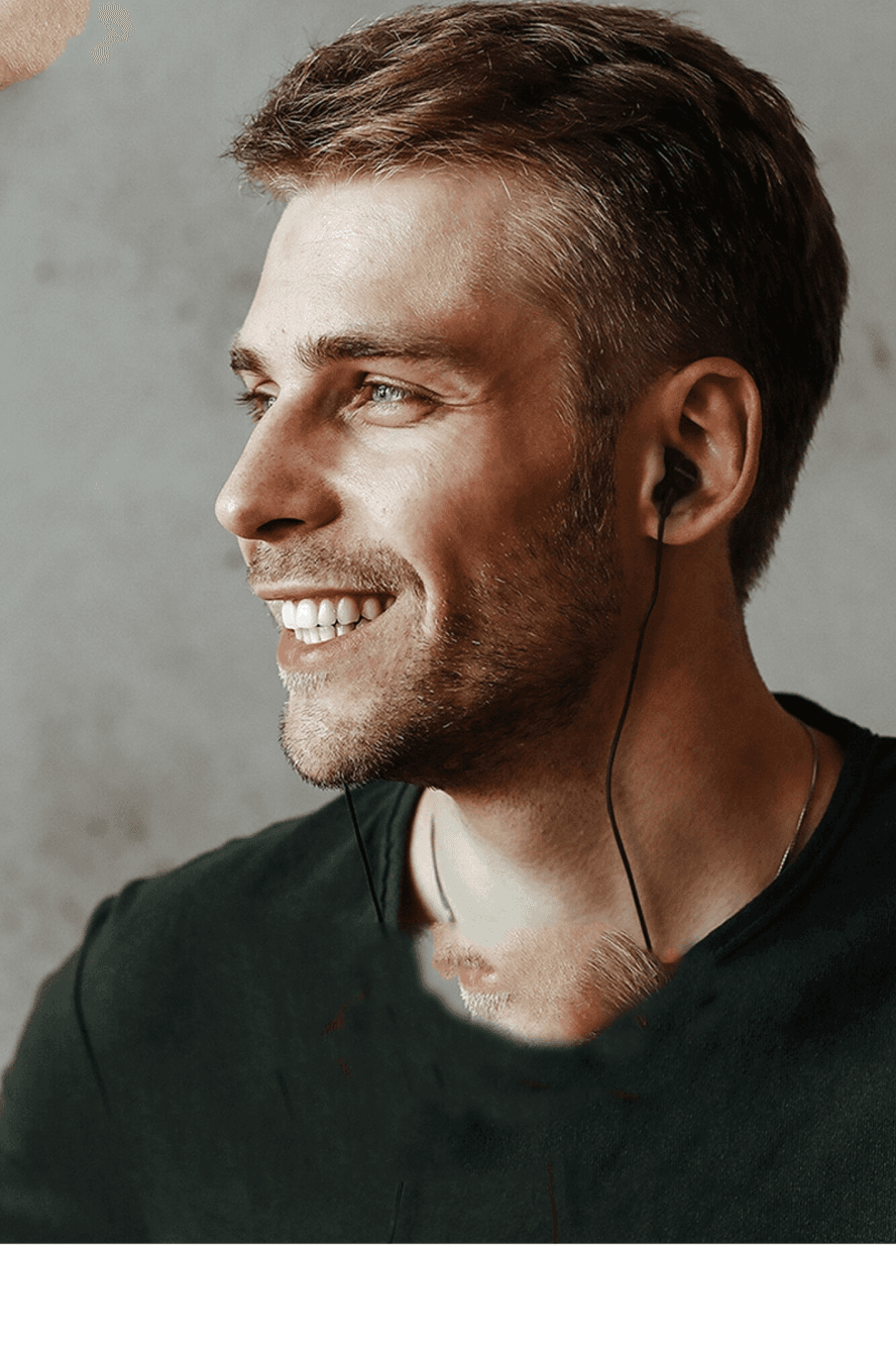 Persona usando auriculares Philips TAUE101BK