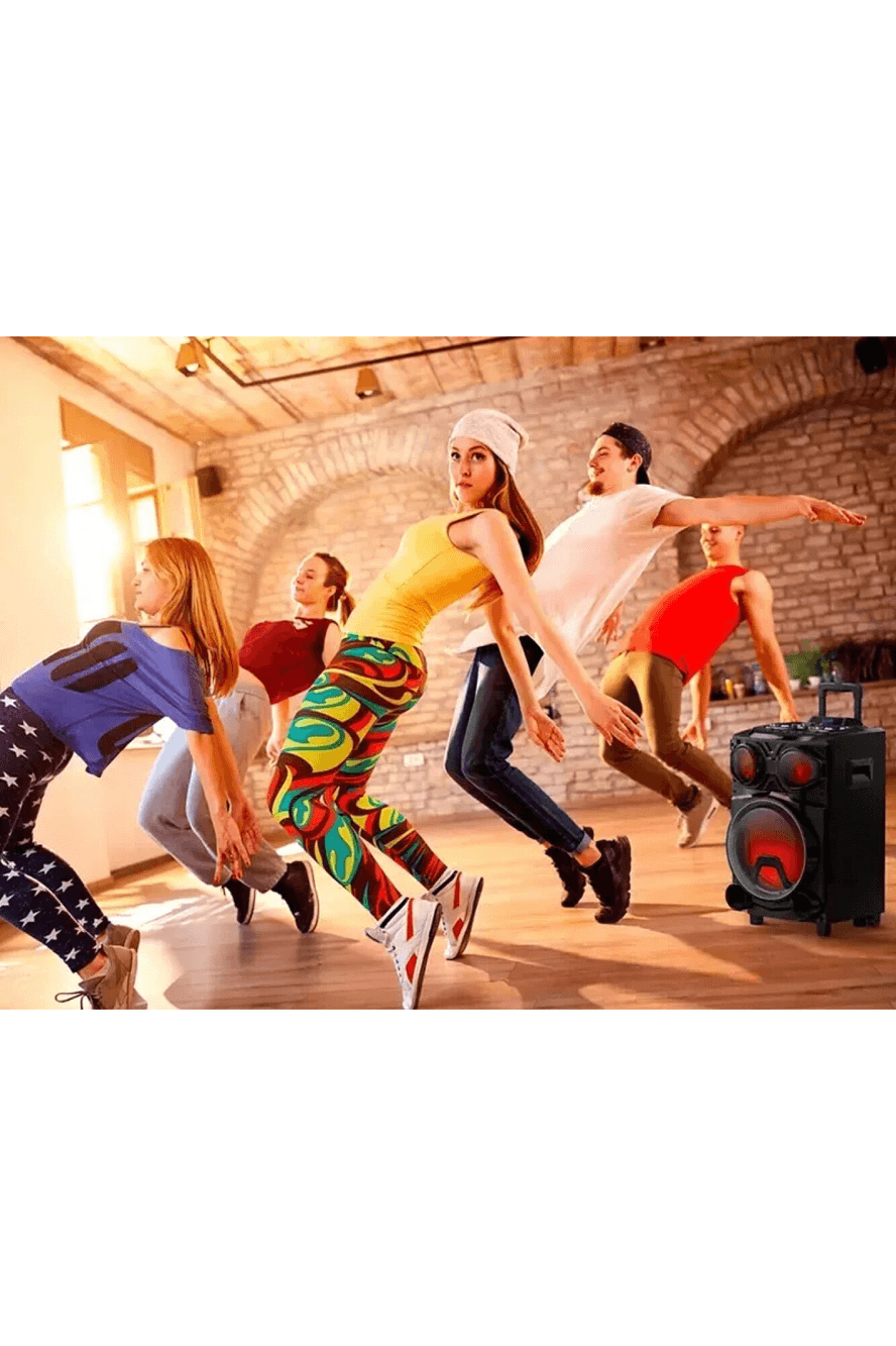 Grupo bailando junto a la torre Philips TAX3305/77