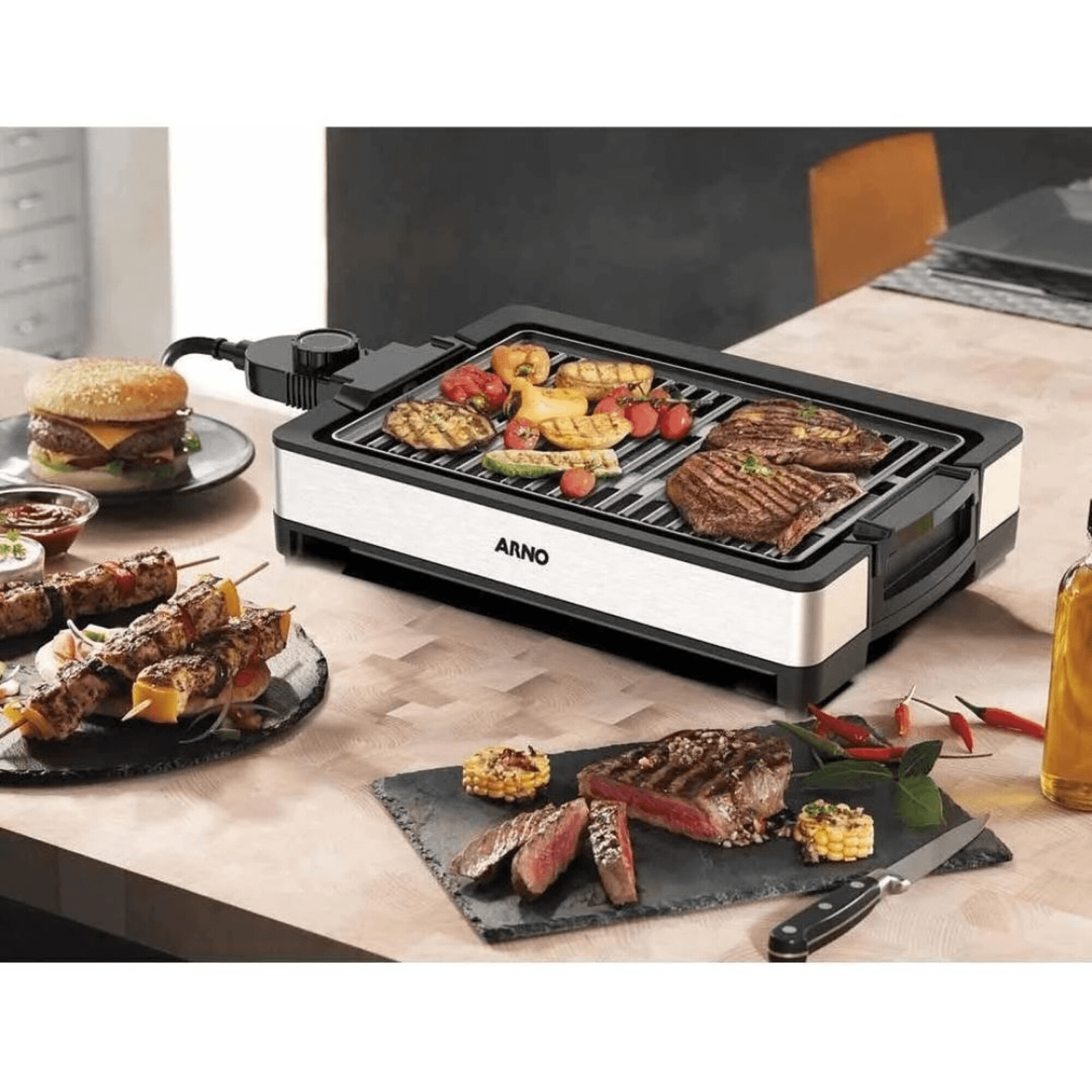 Parrilla eléctrica Arno TG300DB2 en una mesa con carnes y verduras