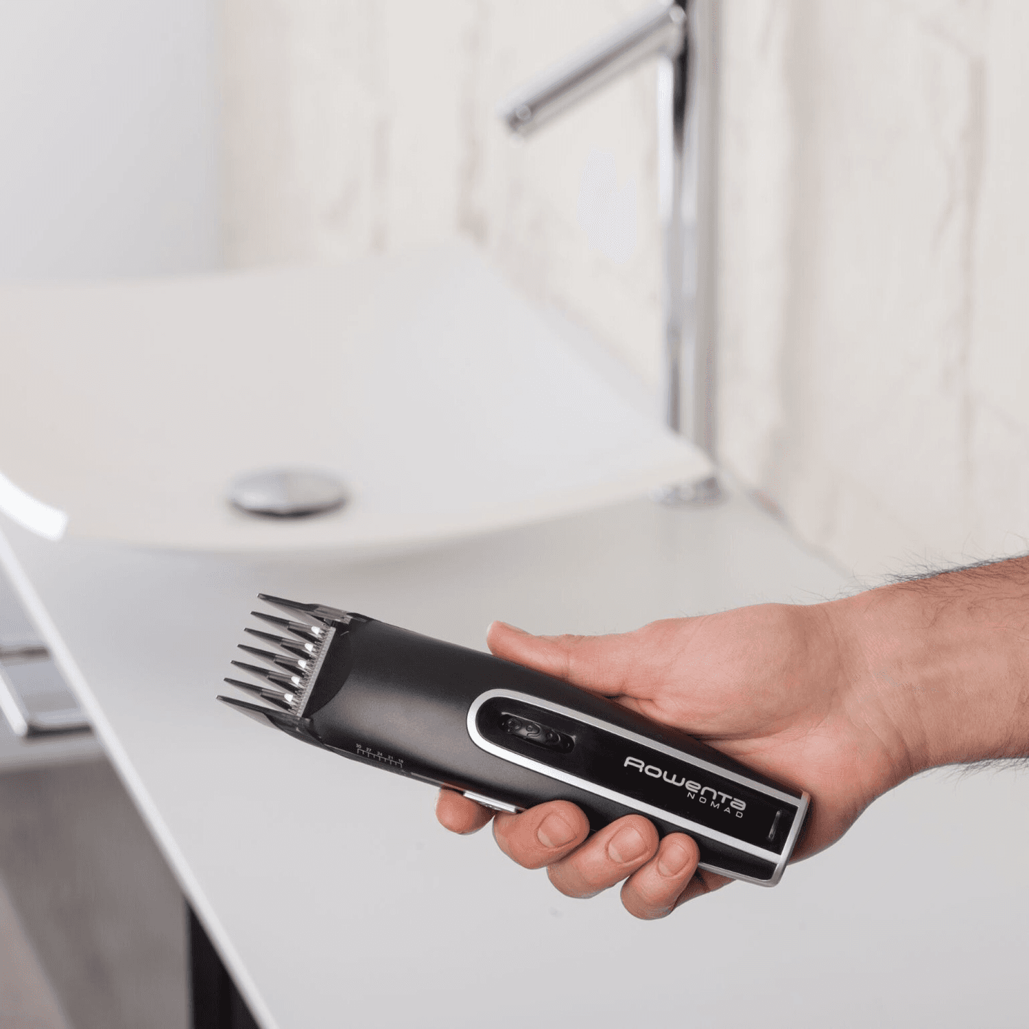 Cortapelo Rowenta Nomad TN1410F1 en la mano
