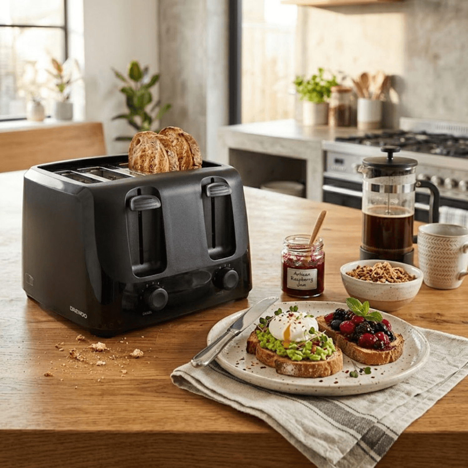 Tostadora Daewoo TO8221B con tostadas y café