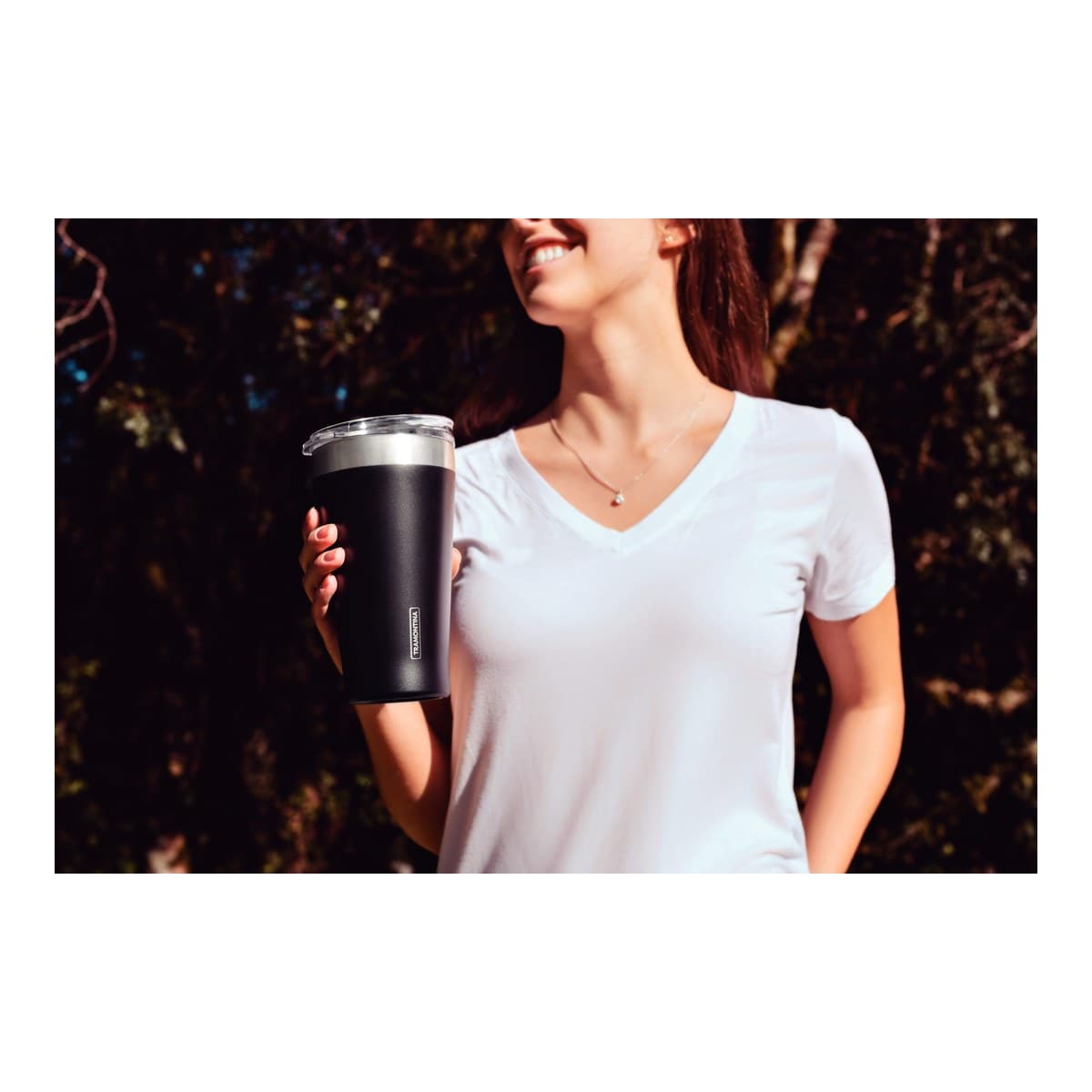 Vaso térmico Tramontina Exata negro de 550 ml, vista de uso