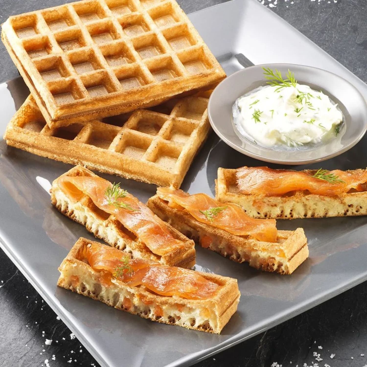 Waffles dulces y salados servidos en una bandeja
