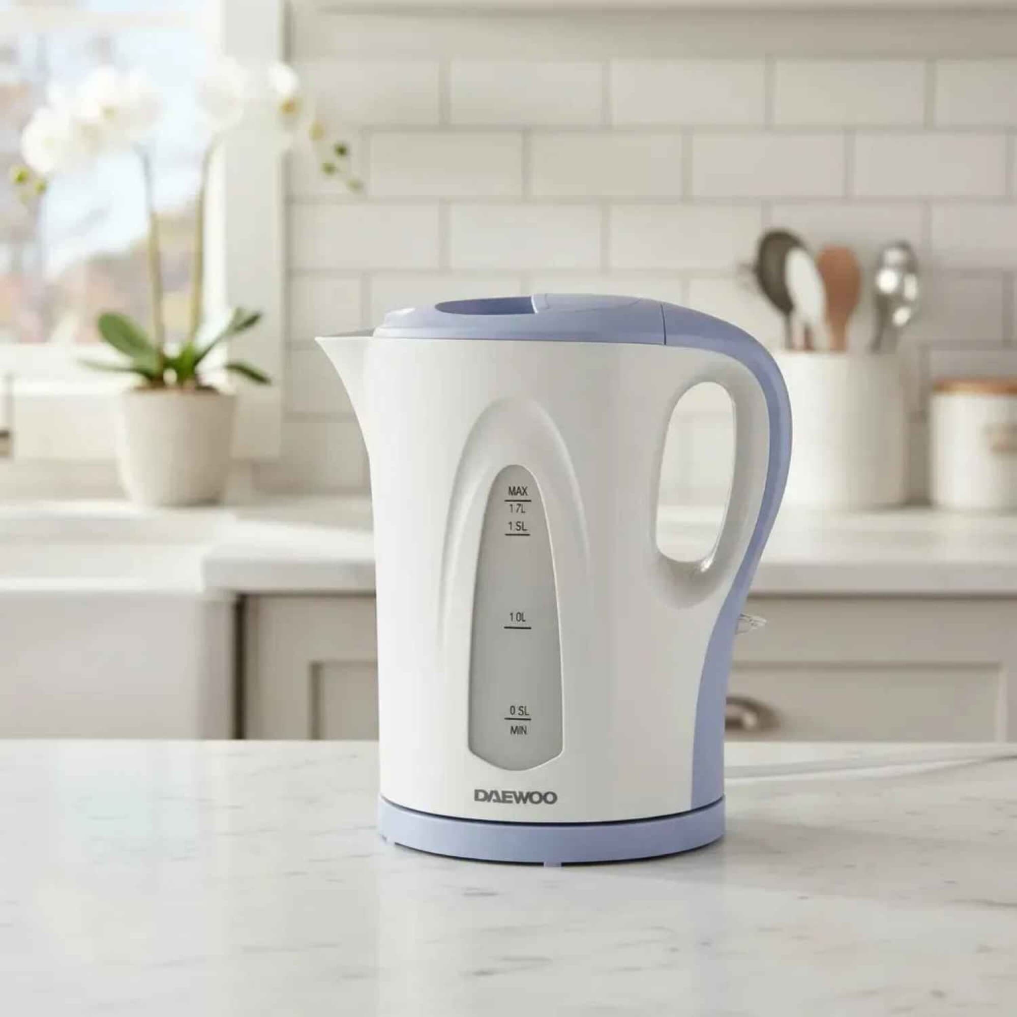 Jarra eléctrica Daewoo WK5522 sobre una mesada de cocina