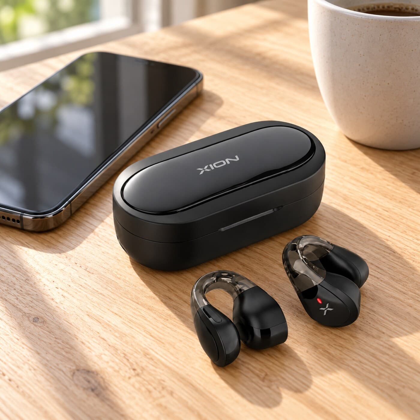 Auriculares XION XI-AUX250BT y su estuche sobre una mesa