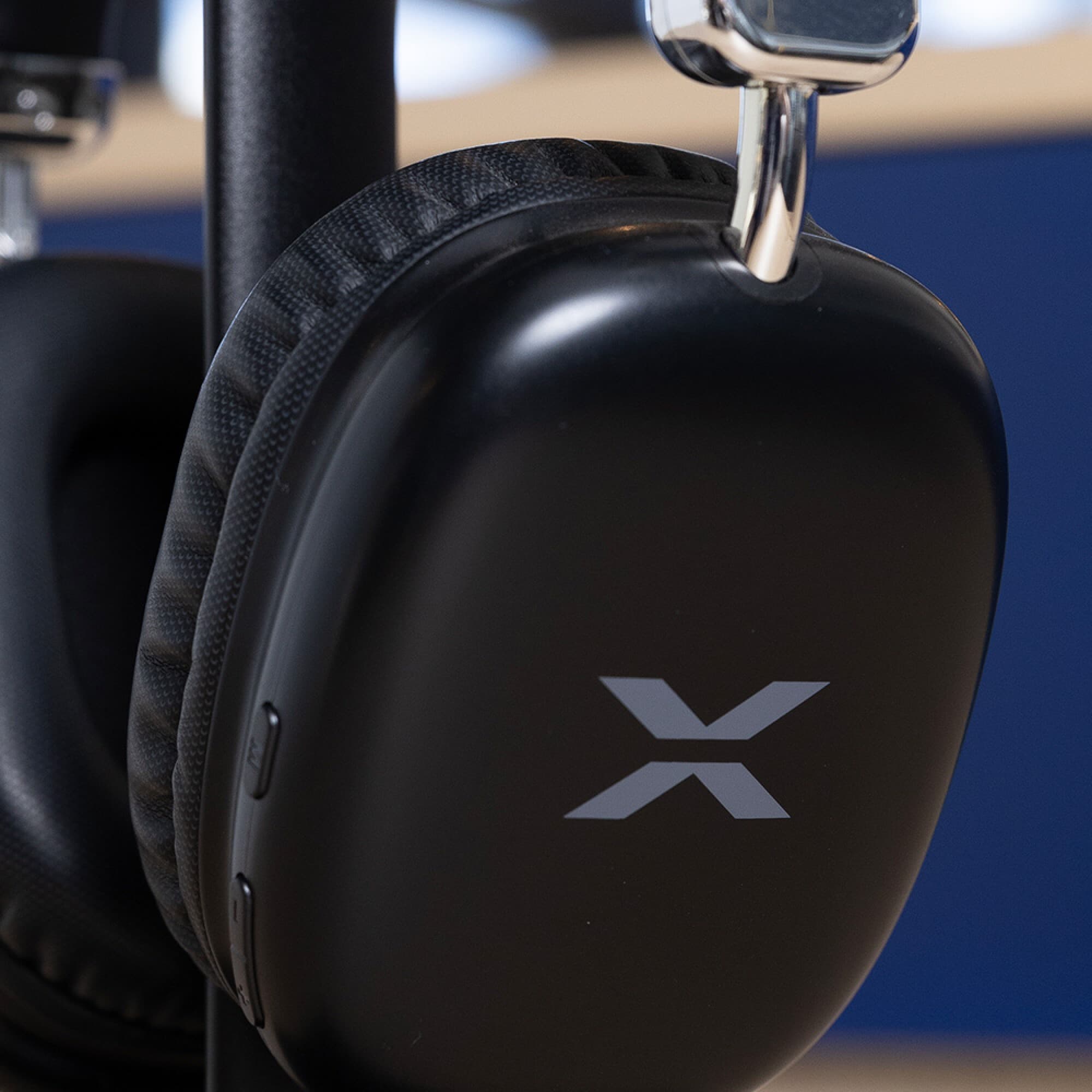 Detalle del auricular XION XI-AUX300 con el logo X