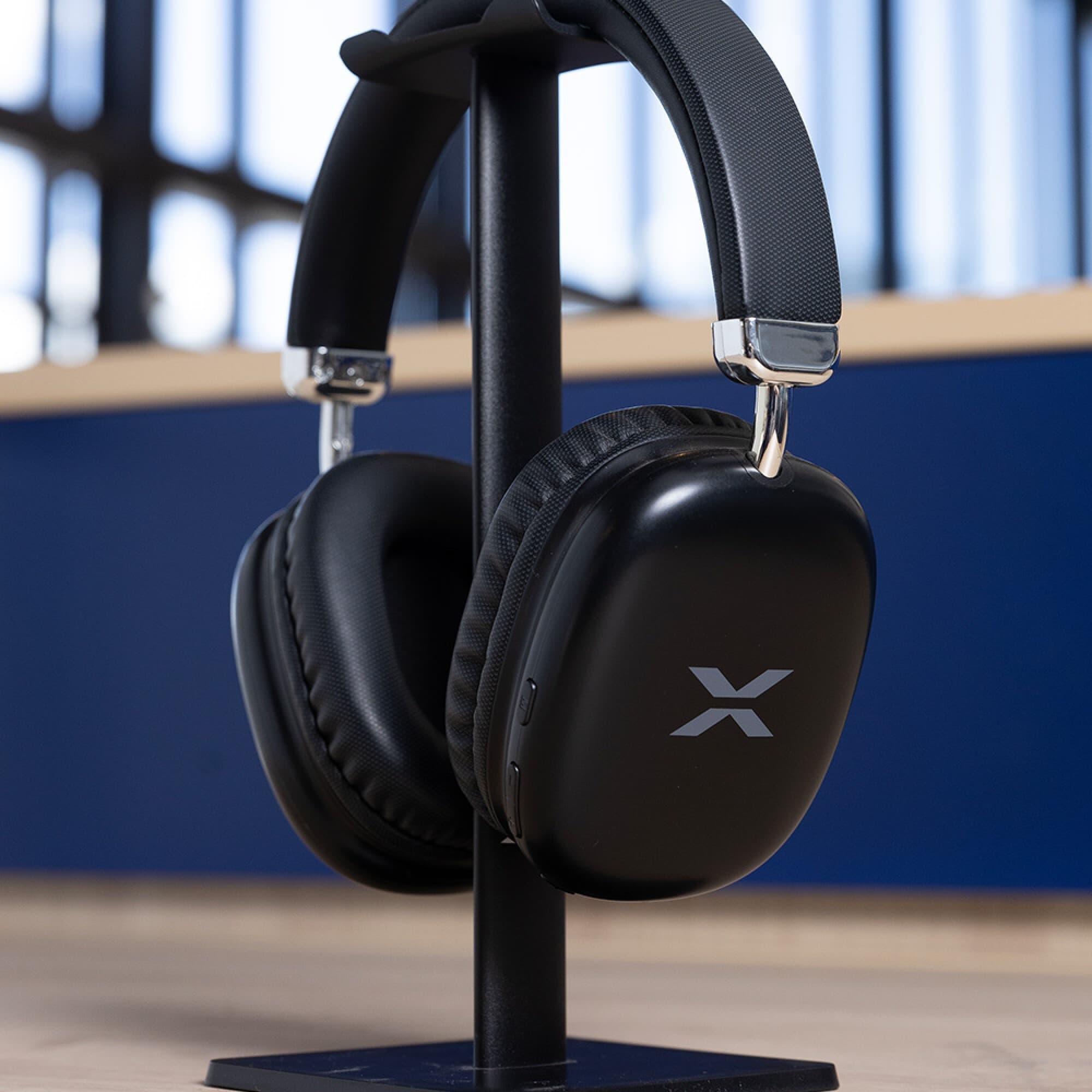 Auriculares XION XI-AUX300 sobre soporte