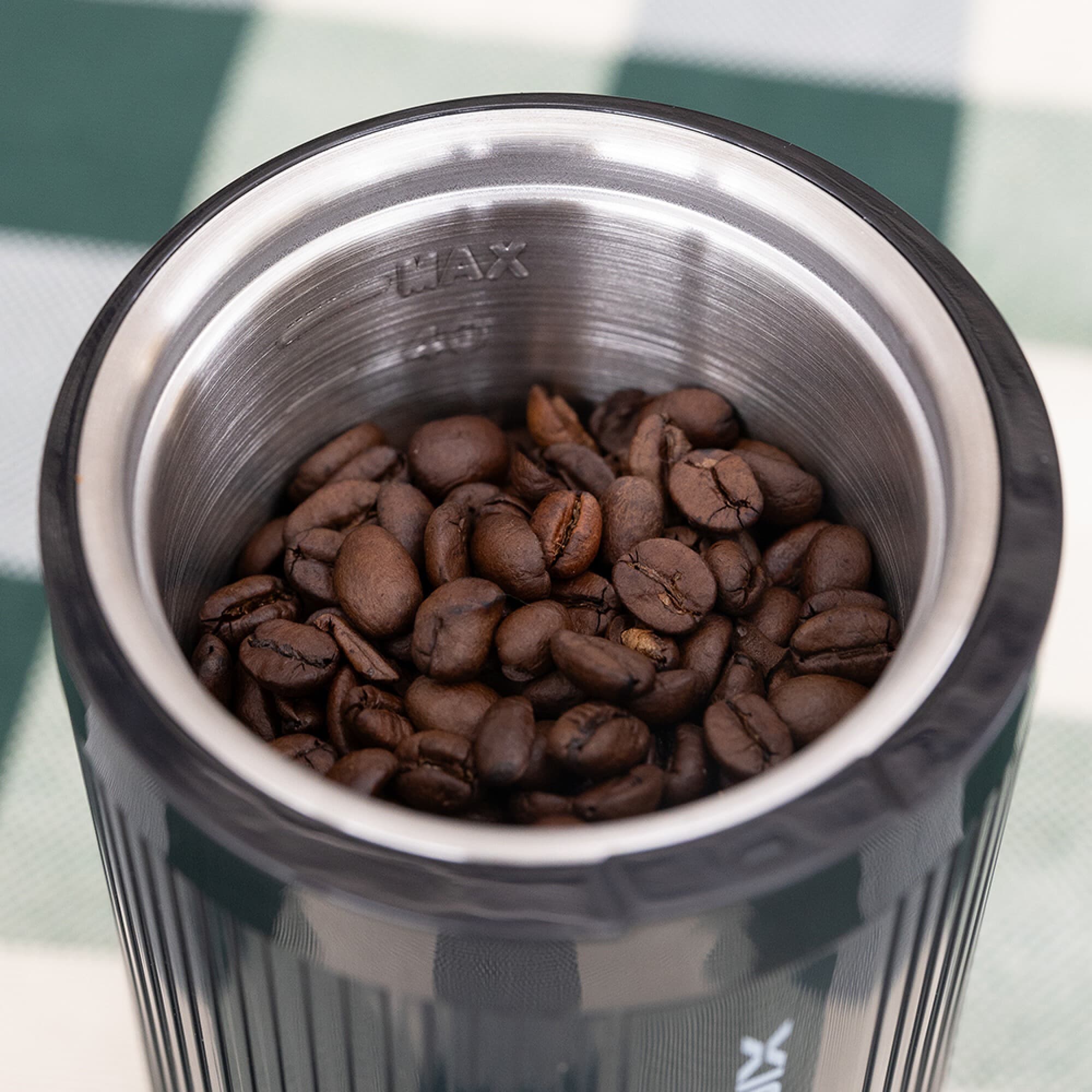 Recipiente de acero inoxidable del molinillo XION XI-CMG50 con granos de café