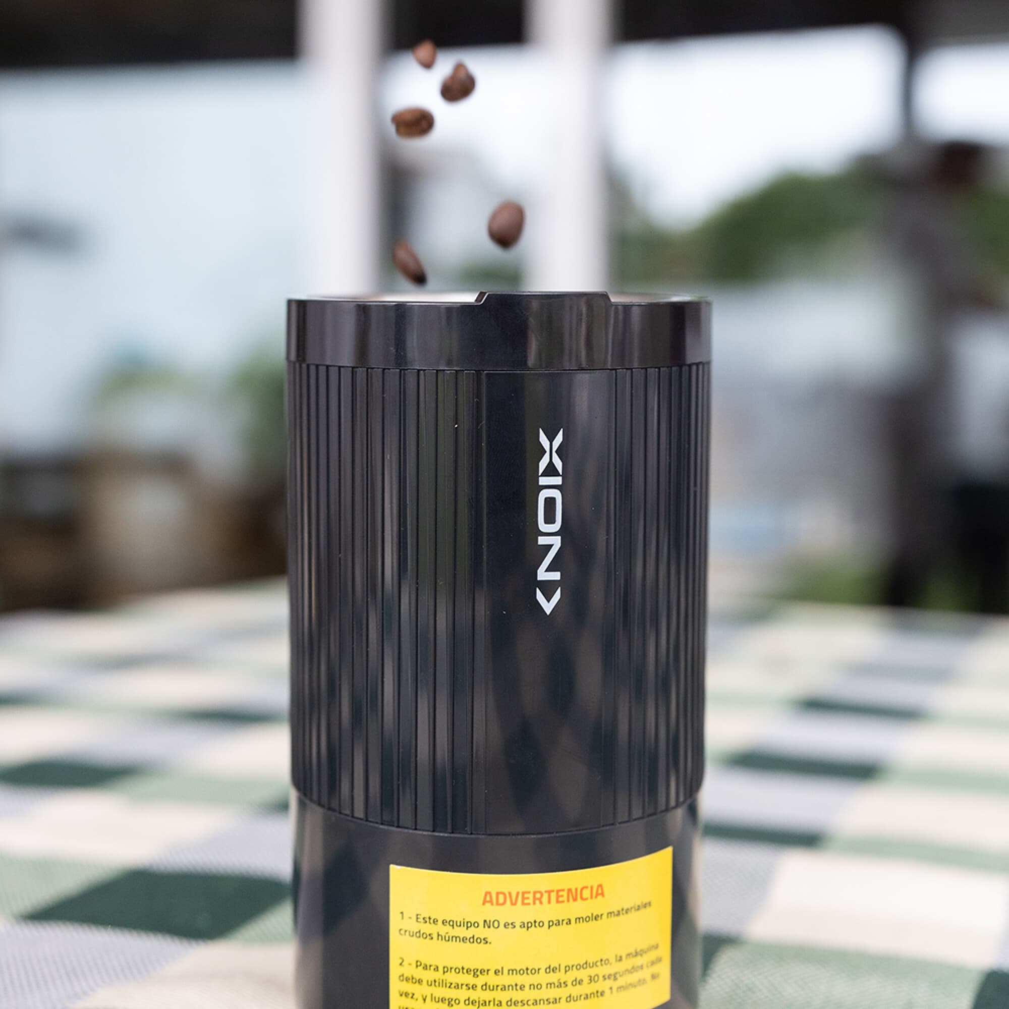 Molinillo de café XION XI-CMG50 con granos de café cayendo