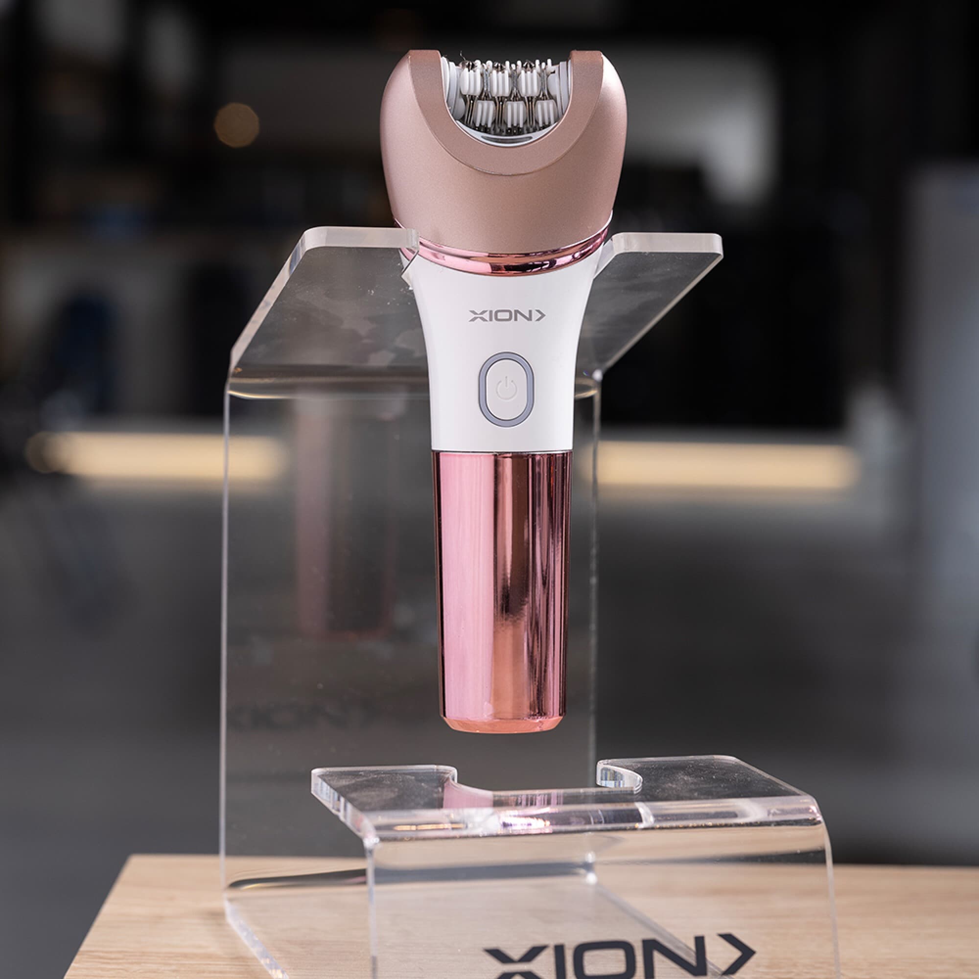 Depiladora XION XI-EPILATOR6X1 sobre soporte transparente