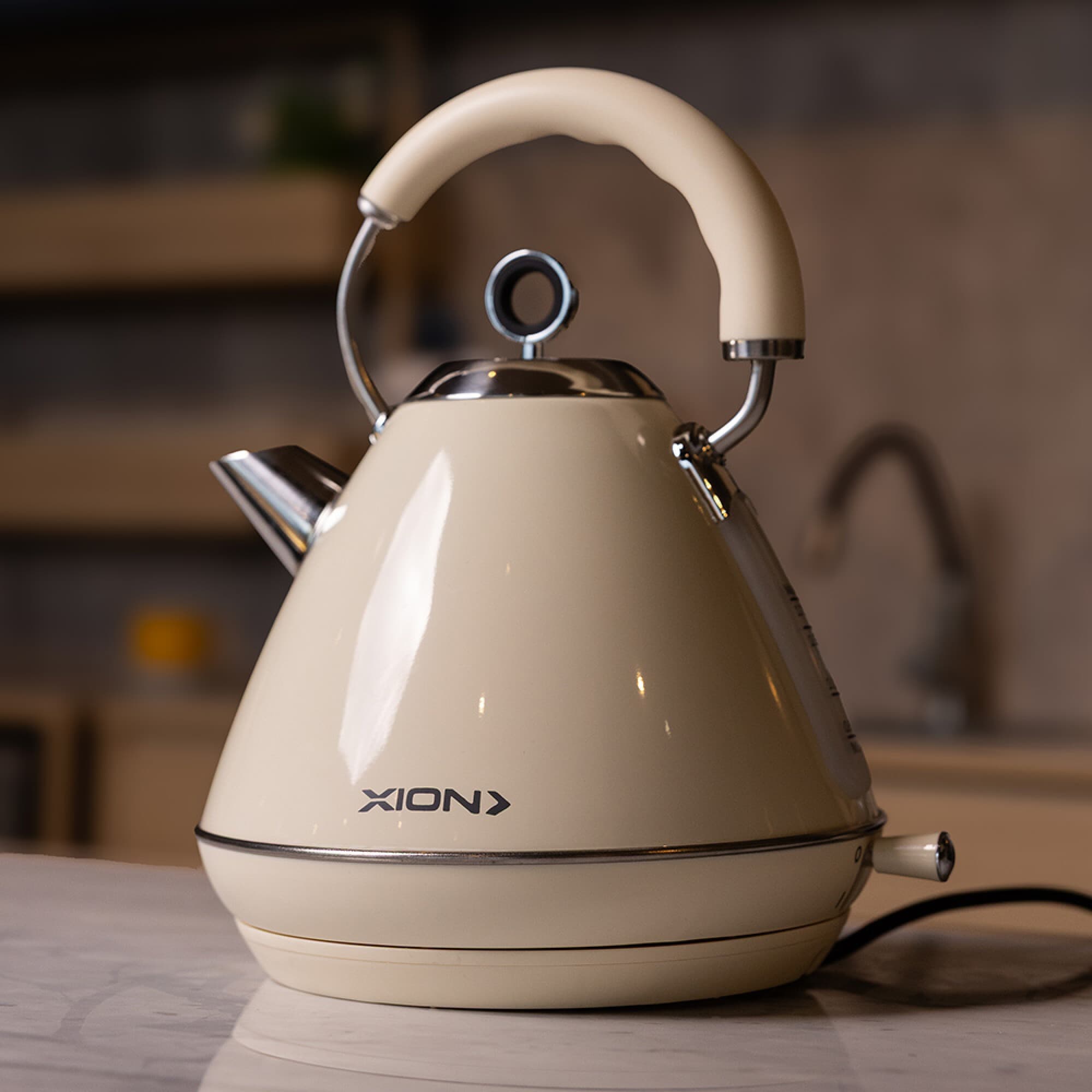 Jarra eléctrica XION XI-GL1973 apoyada sobre una mesada