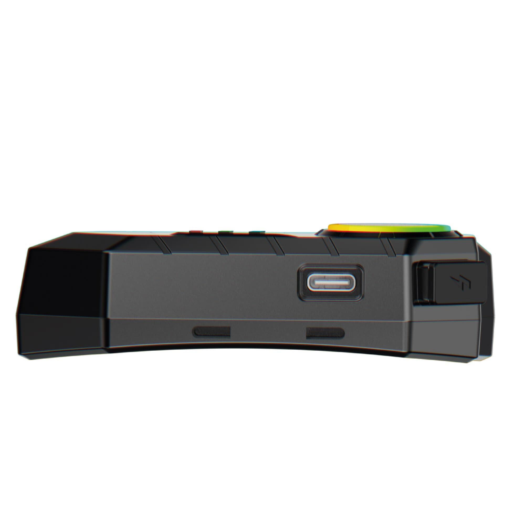 Intercomunicador XION XI-MOTOBT visto de lado con puerto USB tipo C
