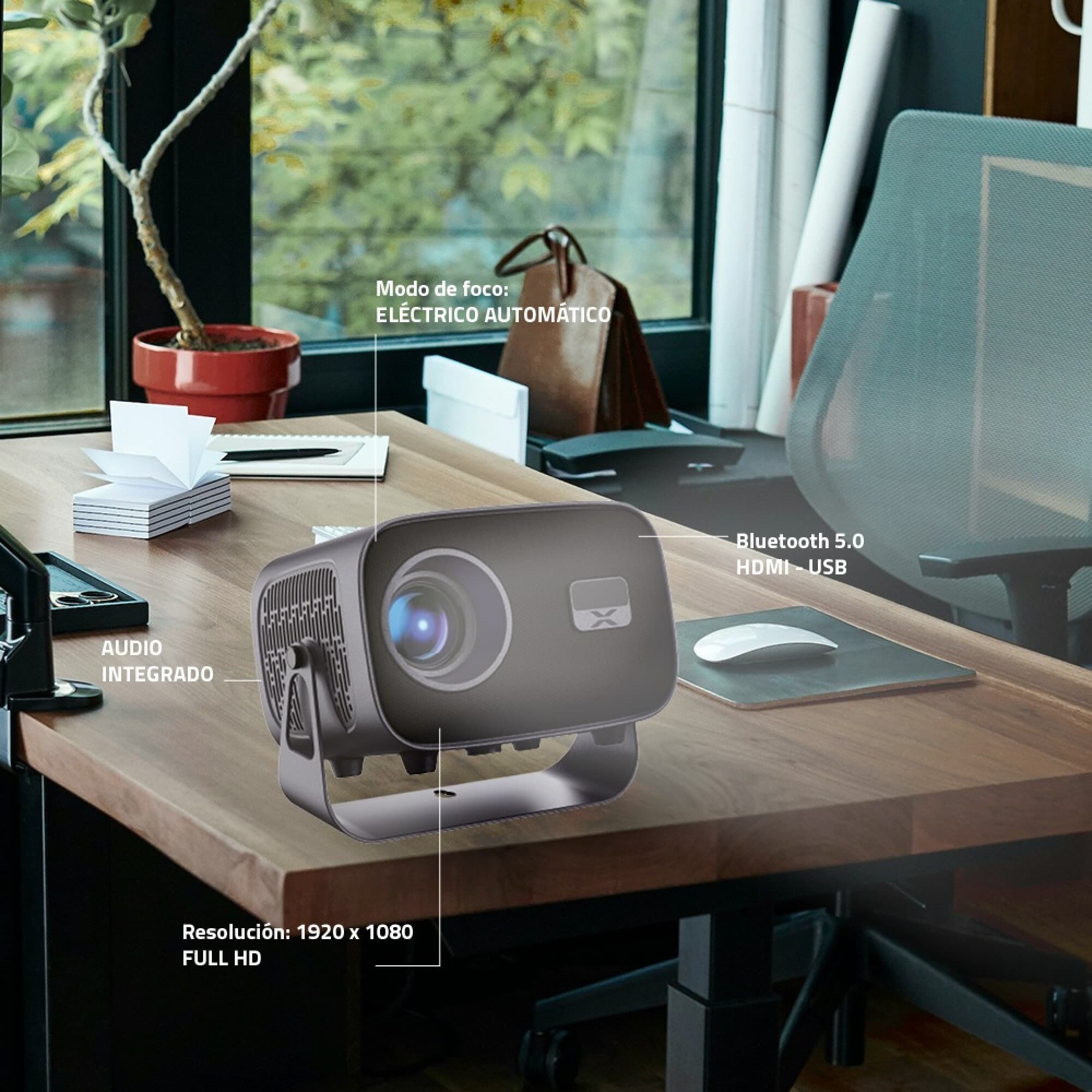 Proyector XION XI-PROY6 en un escritorio con sus especificaciones