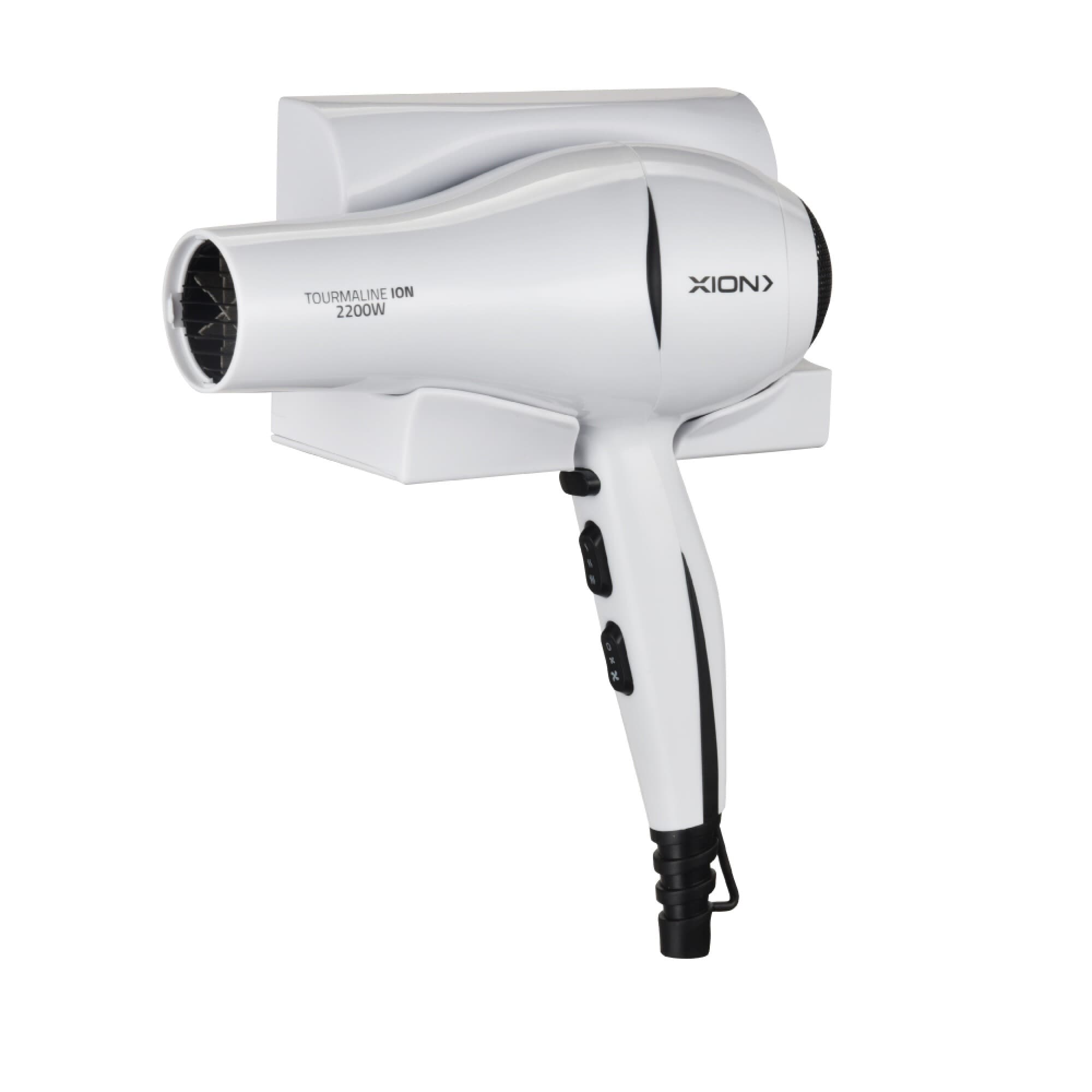 Secador de pelo XION XI-SEWALL blanco apoyado en su soporte de pared