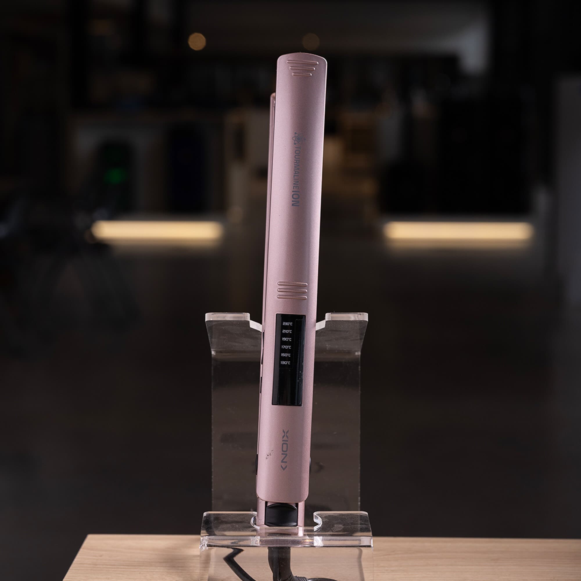 Planchita XION XI-TOURMALINA con display LED sobre soporte