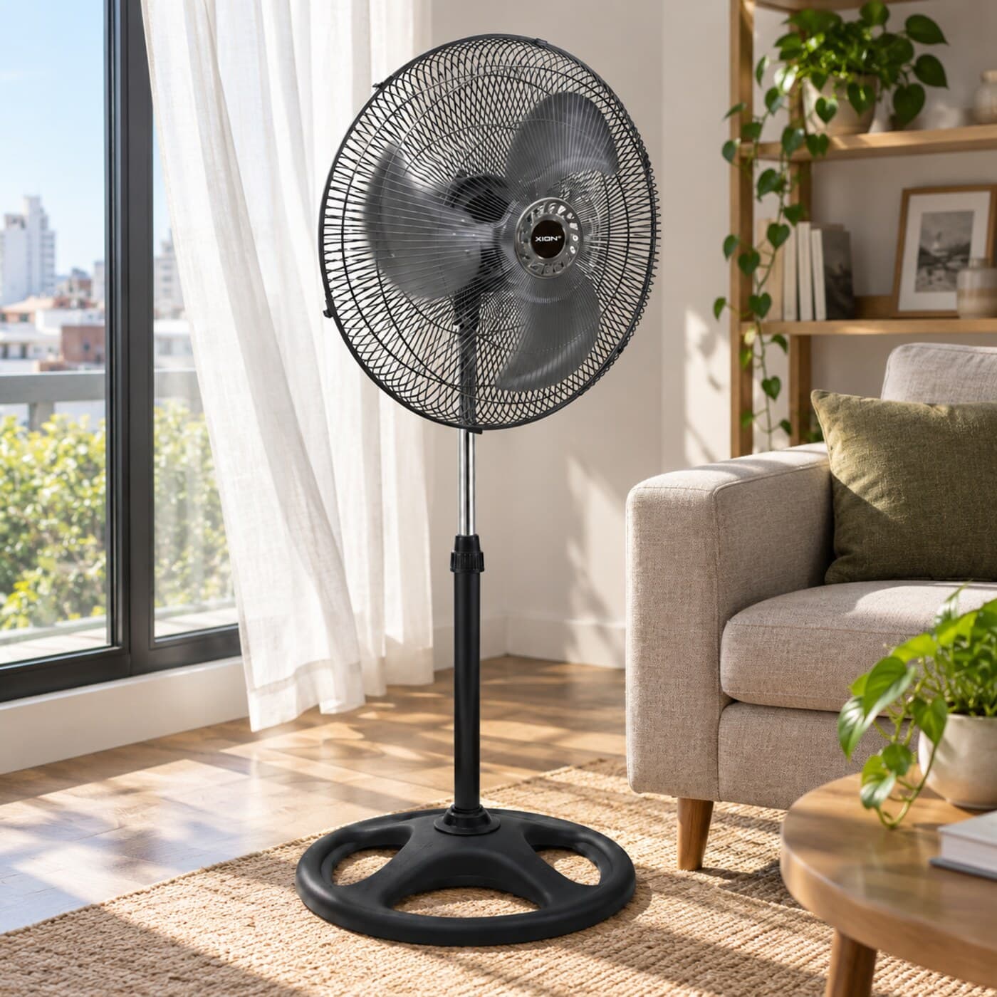 Ventilador XION XI-V3190 en un living junto a un sillón