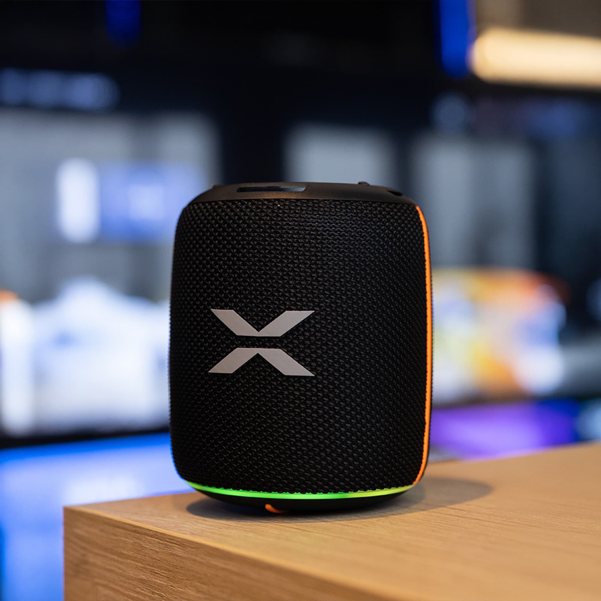 Parlante XION XI-XT11 de frente con el logo X