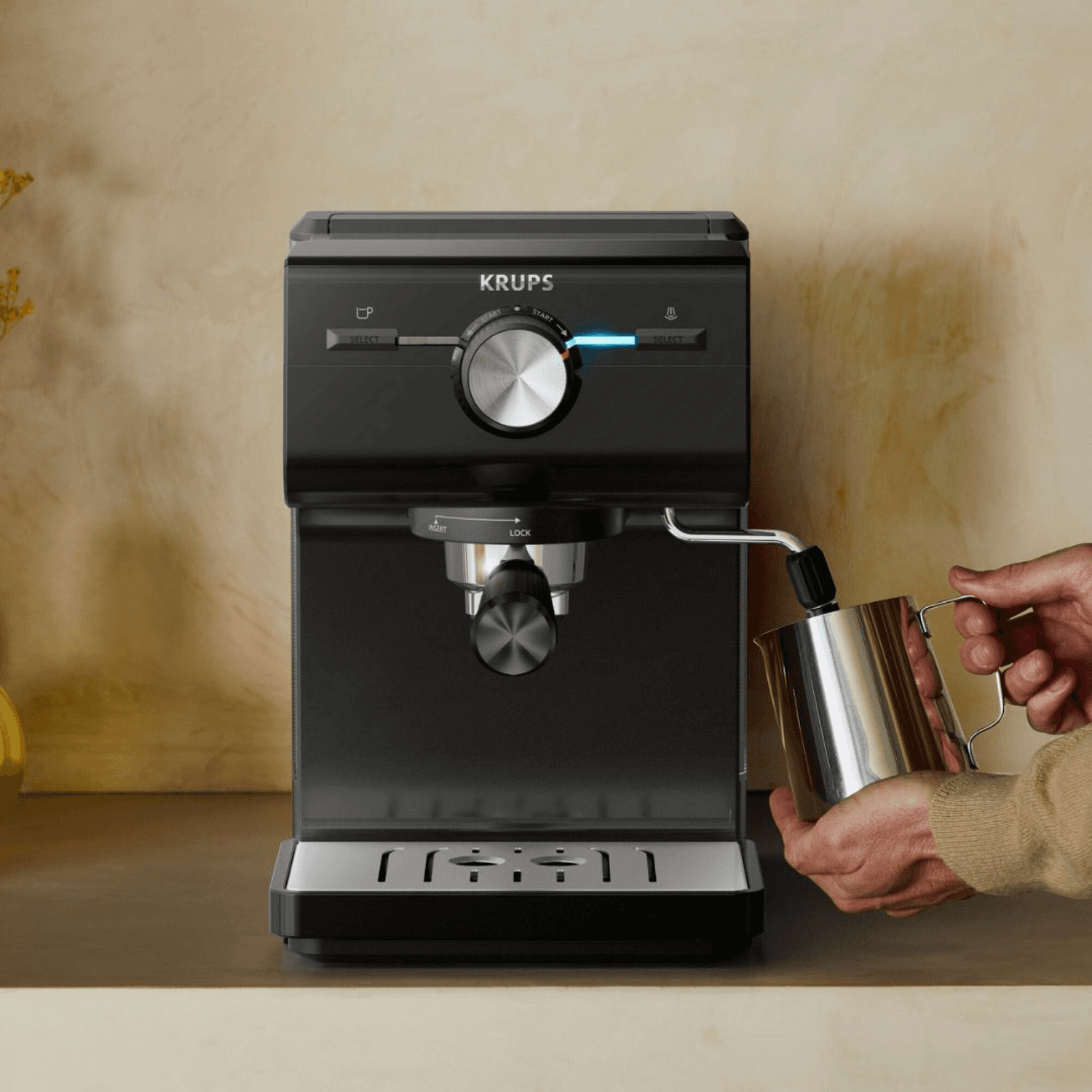 Espumando leche con la cafetera Krups XP381810