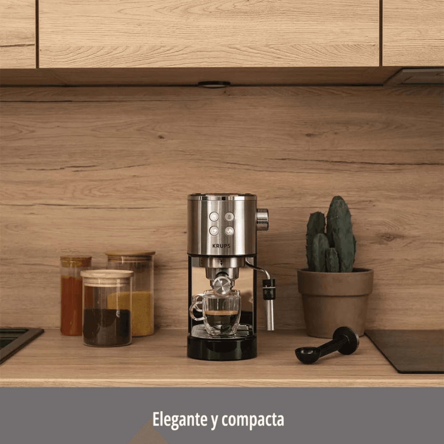 Cafetera Krups Virtuoso XP444C10 en una cocina con cuchara dosificadora