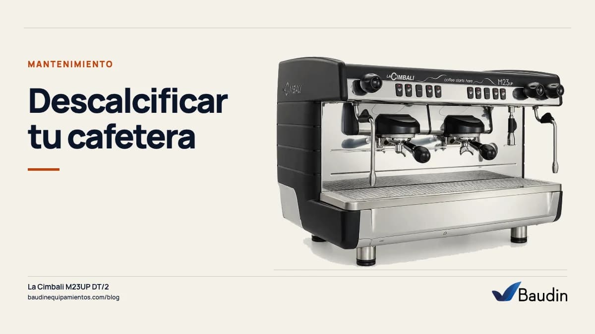 Portada de la guía «Descalcificar tu cafetera» con La Cimbali M23UP DT/2, equipos de Baudin Equipamientos