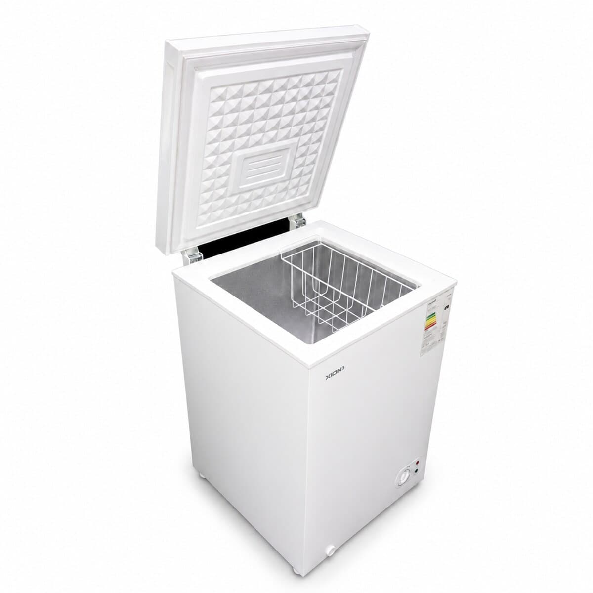 Freezer horizontal XION XI-HF110 de 100 litros, blanco, con la tapa abierta y el canasto