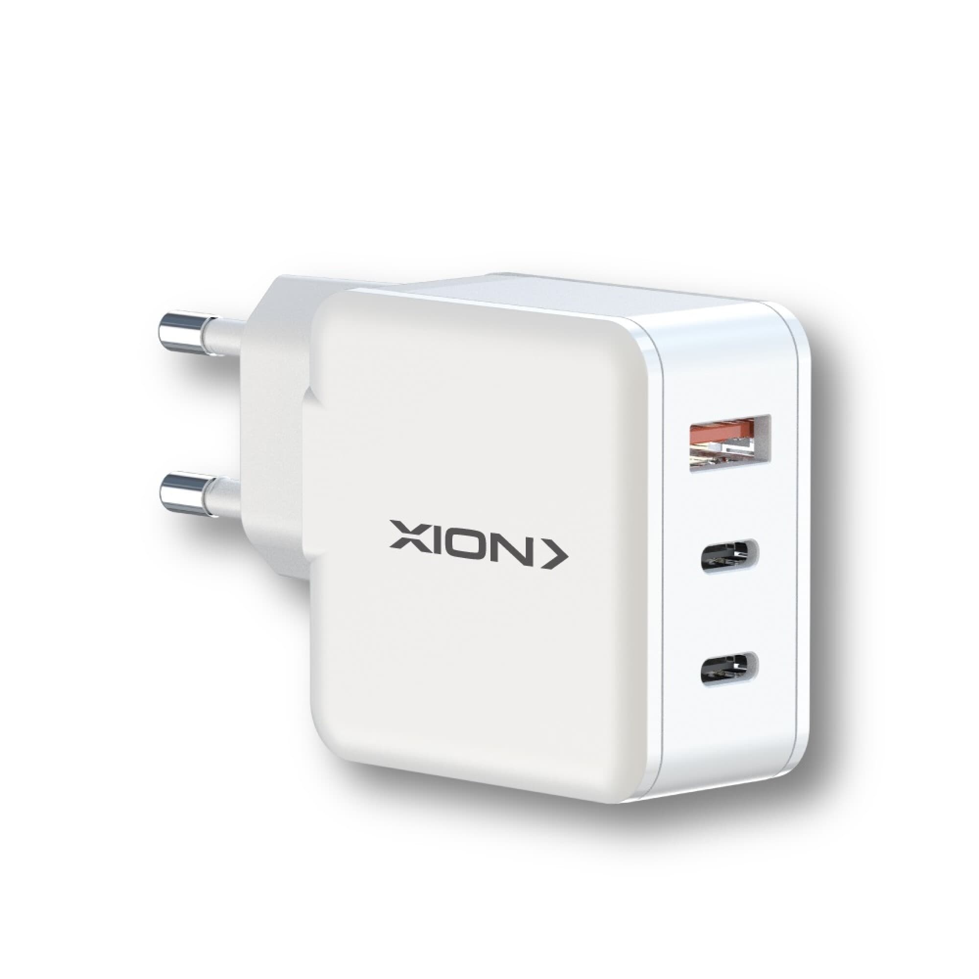 Cargador de pared XION XI-CG65 blanco con dos salidas USB-C y una USB-A