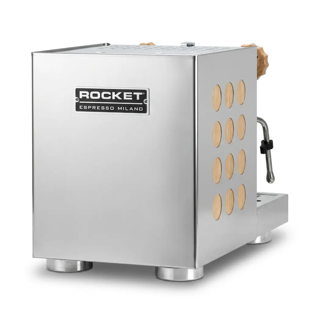 Vista en ángulo de la Rocket Appartamento 2.0 con paneles de madera