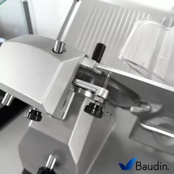 Cortadora de Fiambre 30 cm Kuma HBS-300A Detalles de afilador y tornillo de sujesion de bandeja