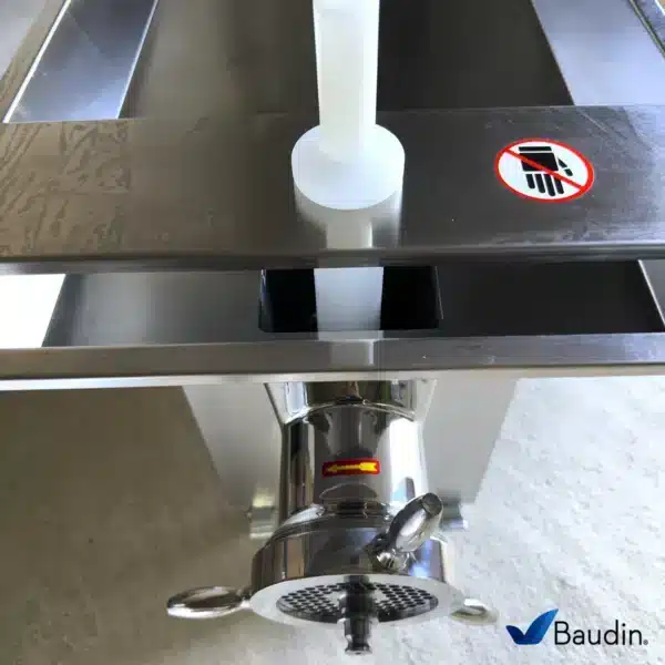 Picadora de Carne Industrial 42 Kuma Detalle Bandeja Superior