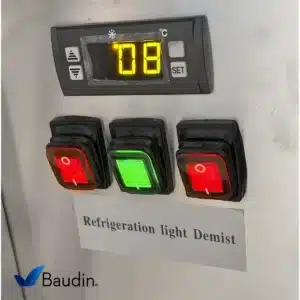 Vitrina Confitera Refrigerada 120 cm Kuma FC-500SA 2 Estantes Vidrio Botonera