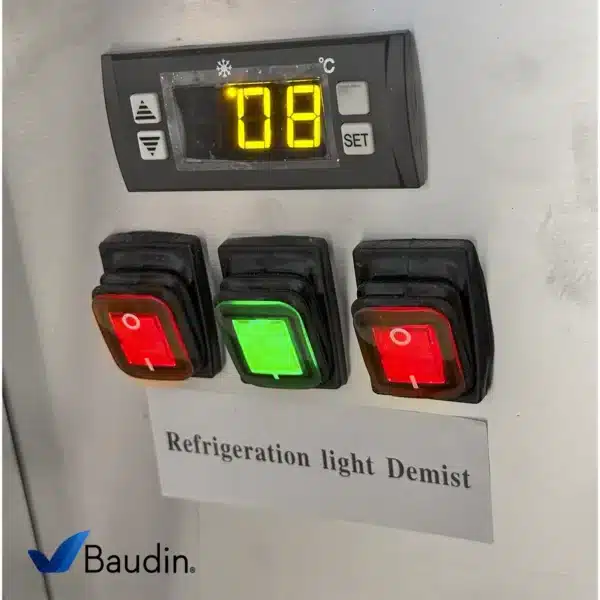 Vitrina Confitera Refrigerada 120 cm Kuma FC-500SA 2 Estantes Vidrio Botonera