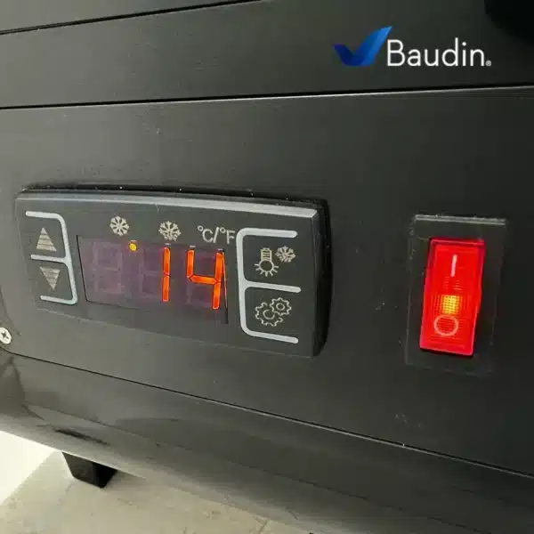 Vitrina Sobre Mostrador Refrigerada 100 Litros Kuma CW-100 Vidrio Curvo Color Negro Baudin detalle luz led Lateral Controlador Digital – copia