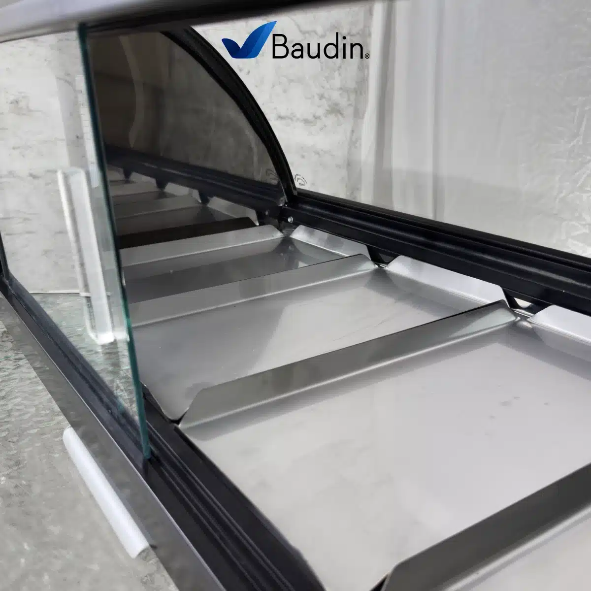 Vitrina Sobre Mostrador Refrigerada para Sushi Gelopar GRVB-120 Negra Interior Bandejas