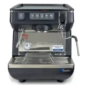 Cafetera 1 Grupo Comercial Nuova Simonelli Appia Life Vista Lateral color Negro detalle en plata Principal Frontal