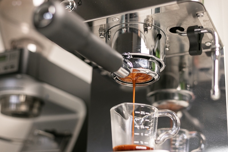 PortaFiltro Lelit57 sin fondo extrayendo cafe