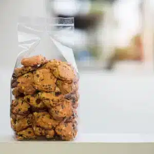 Bolsa sellada con galletas con chispas de chocolates con marca de sellado