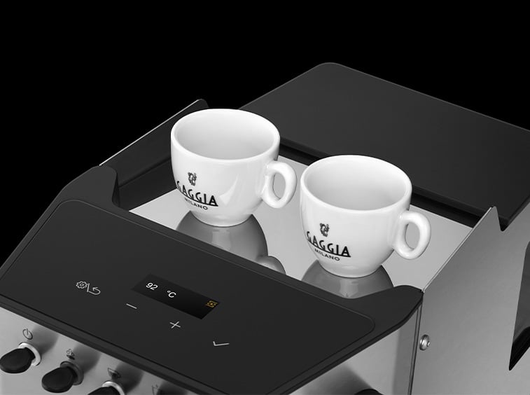 Superficie calientatazas de la Gaggia Classic GT con dos tazas de espresso