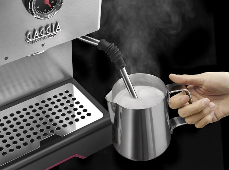 Lanza de vapor de la Gaggia Classic GT emulsionando leche en una jarra de acero