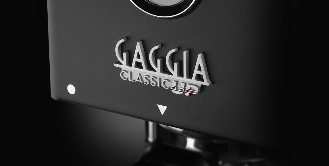 Gaggia Classic UP negra erogando dos espressos sobre la bandeja de goteo