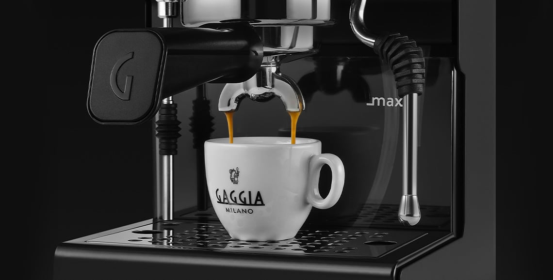 Erogación de espresso en taza en la Gaggia Classic UP negra con la lanza de vapor al costado